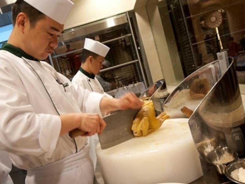 蒸し鶏を使った料理を作るシェフ。ここもオープンキッチンスタイル (c) Galaxy Macau