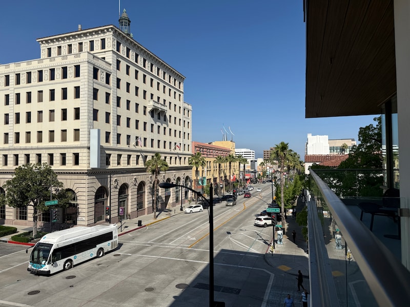 毎年1月1日に行われるアメリカ最大級のパレード、ローズパレードのルート上にあり、部屋やルーフトップバーからパレードを見ることができる。