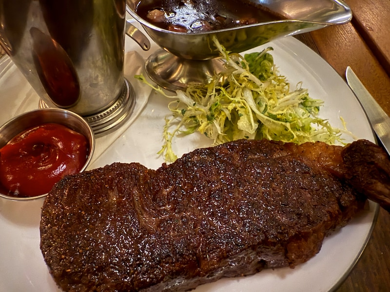 10ozのニューヨークステーキプレート「STEAK FRITES」 $60。