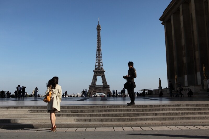 『新しい靴を買わなくちゃ』エッフェル塔にて