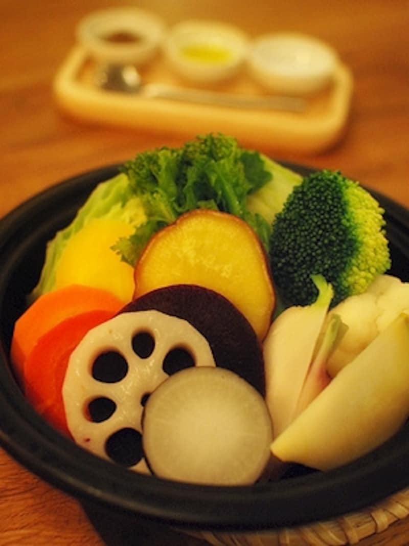 旬野菜のタジン鍋蒸し(1350円)は、塩、アンチョビソース、オリーブオイルの3種類の調味料を添えて。