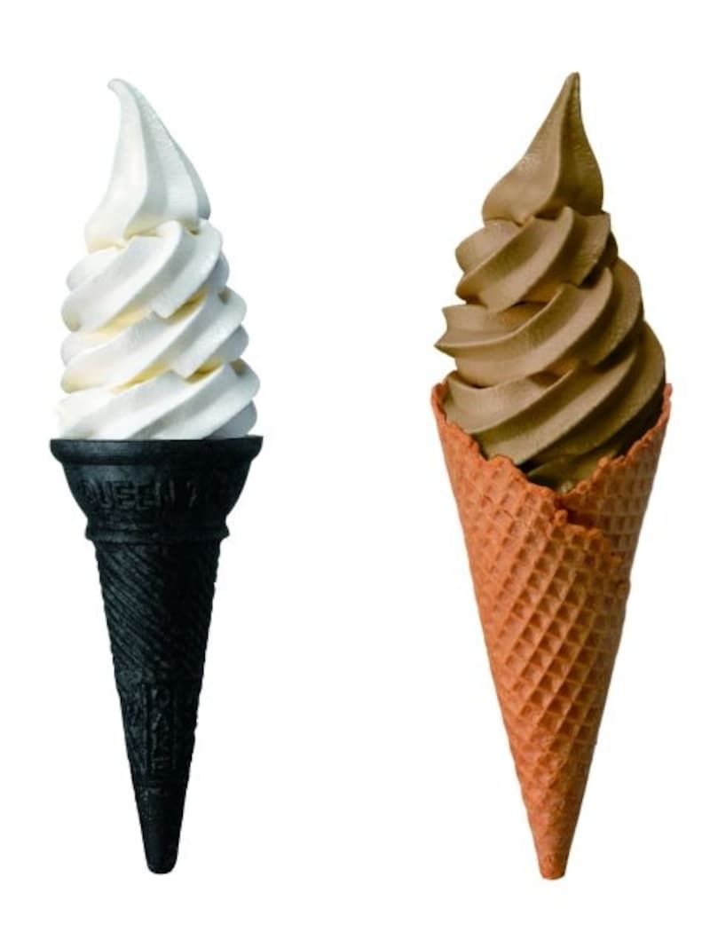 「東毛酪農63℃」のソフトクリーム。左：「牧場ミルク」に竹炭ごまコーン、右：「コーヒーミルク」に手焼きワッフルコーン