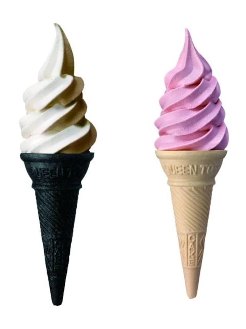 「東毛酪農63℃」のソフトクリーム。左：「コーヒーミックス」に竹炭ごまコーン、右：「いちごミルク」に海の塩コーン