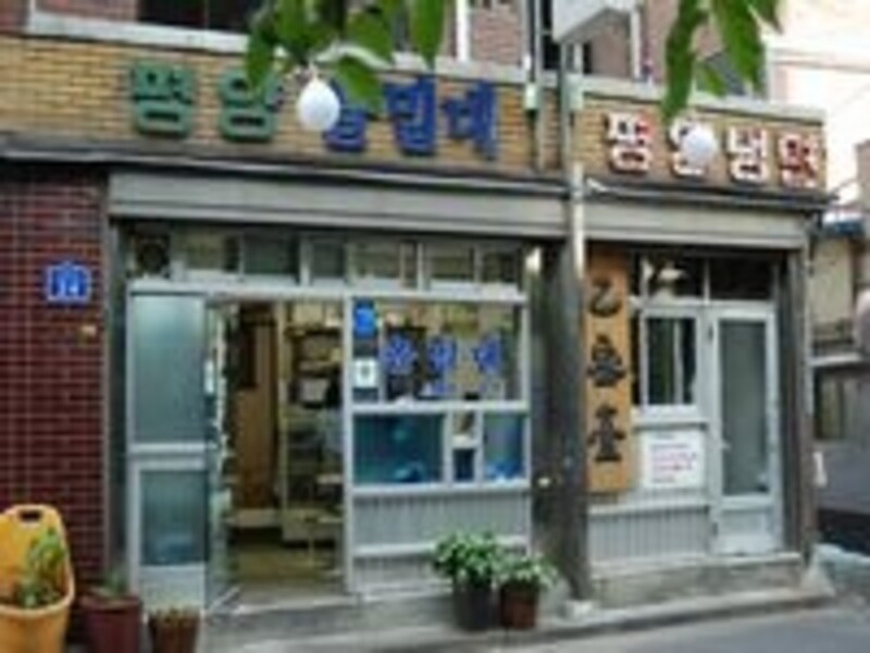 店は入り口違いで３棟分並んであり、どこに入っても同じものが食べられます