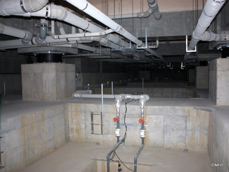 免震ピット内に入り組んだ配管