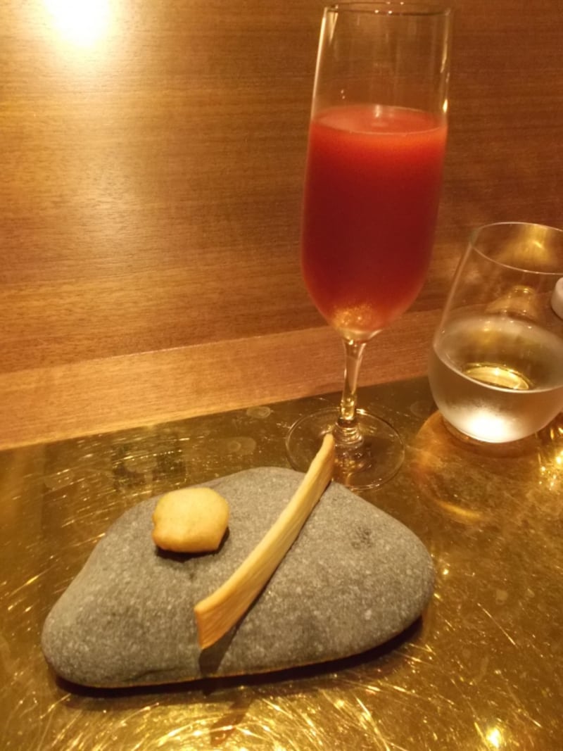 石を加工した器にのった先付け