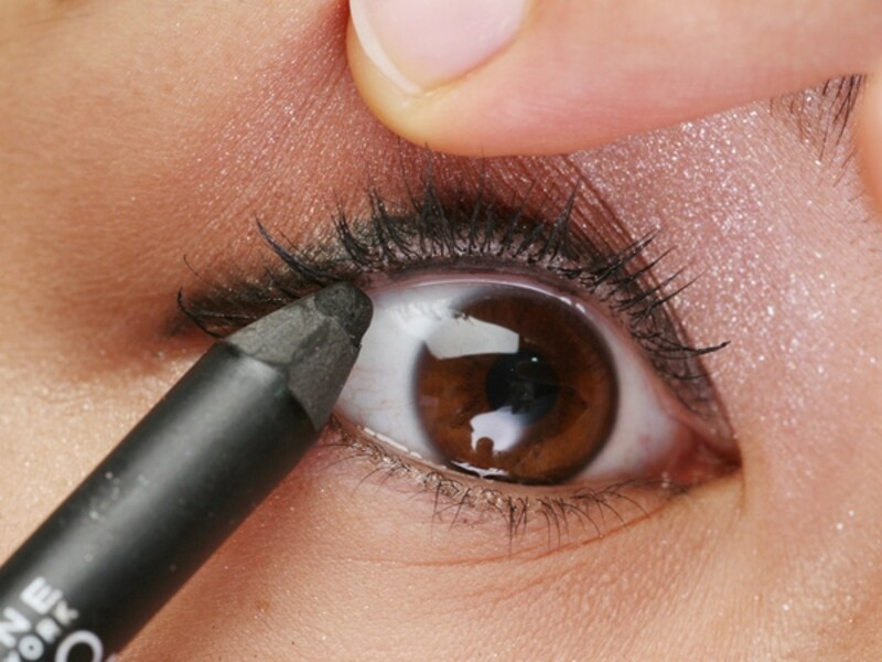 まぶたを引き上げると描きやすい