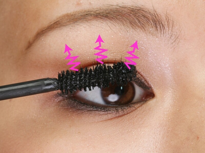 顎をすこしあげるとマスカラは塗りやすい