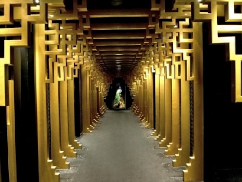 エントランスを抜けるとすぐにこの通路が目に入ります。奥に鎮座している孔雀の存在感もかなりのモノです!!undefined豪華絢爛！