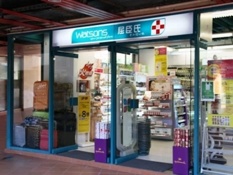 お菓子やカードなども扱っている