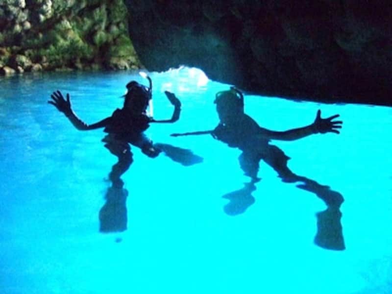 シュノーケリングでも体験できる青の洞窟！undefined写真提供：マリントップ沖縄