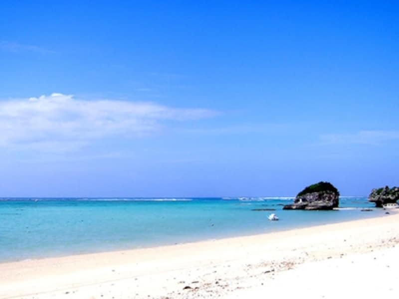 広々とした長いビーチが続く新原ビーチundefined写真提供：沖縄写真壁館