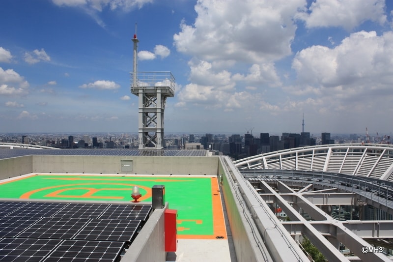 さらに階段を上がるとヘリポートが。