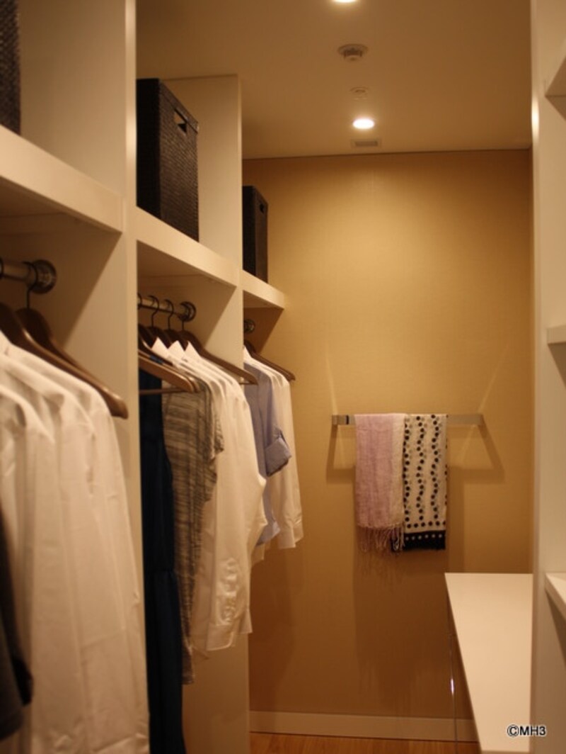 「ヒルズスパ仙石山」マスターベッドルームのウォークインクローゼット（モデルルーム）