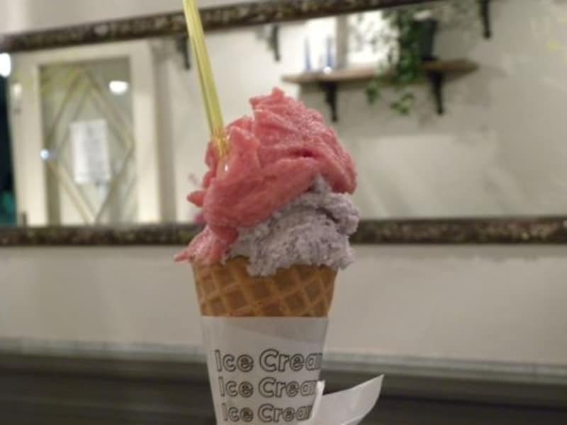 「アクオリーナ」のジェラート、コーン2種盛り。ブラッドオレンジ、リコッタとブルーベリー