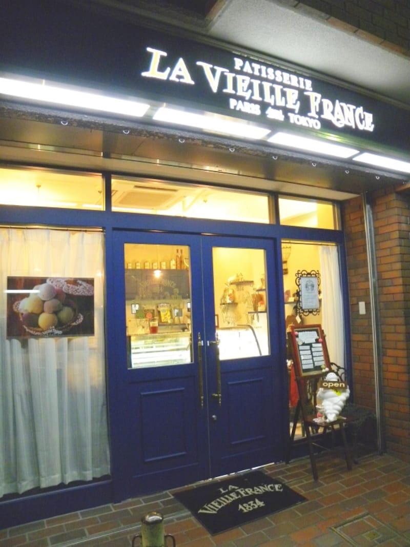 「ラ・ヴィエイユ・フランス」仙川店は深い青色の外観が印象的
