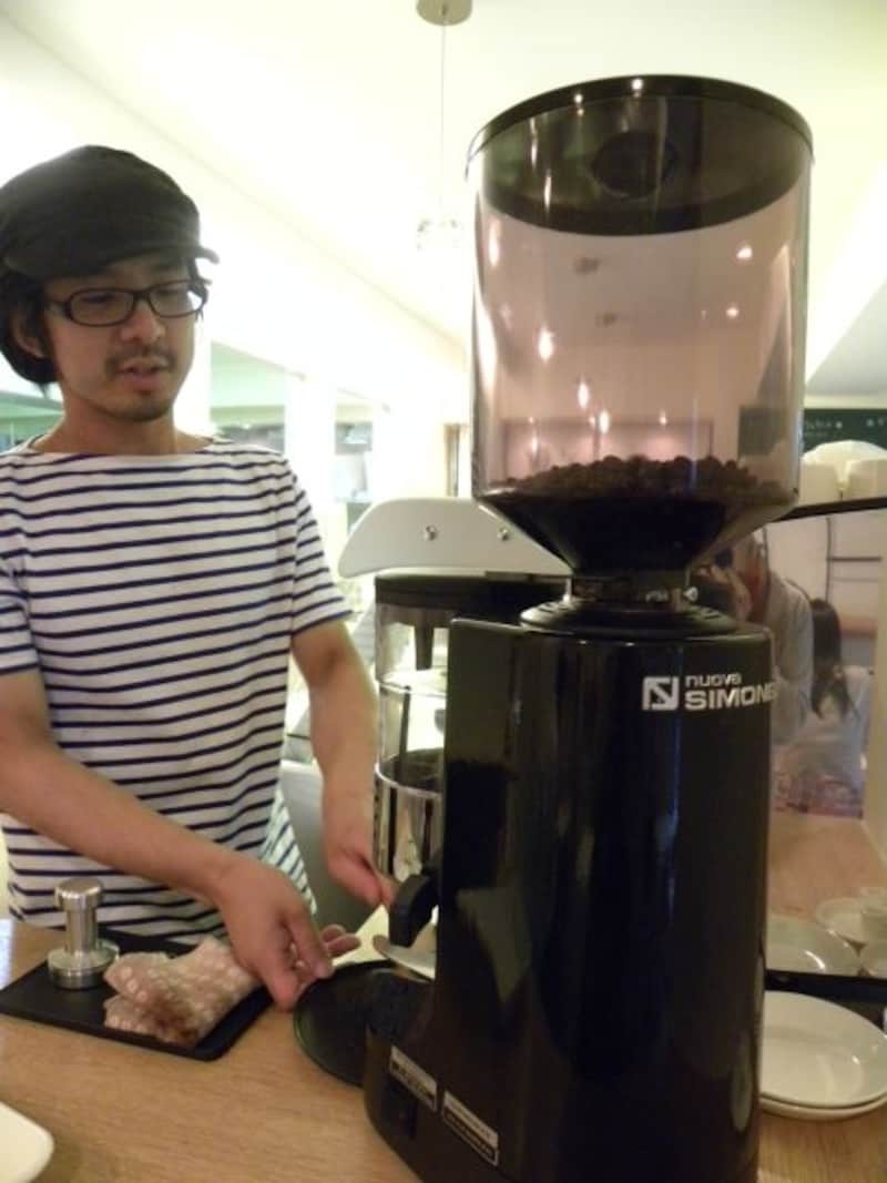 「シンチェリータ」の「アッフォガード」用にエスプレッソを抽出する中井氏