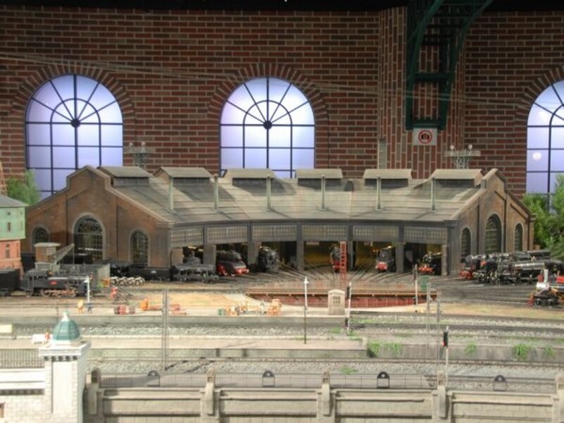 扇形庫の蒸気機関車