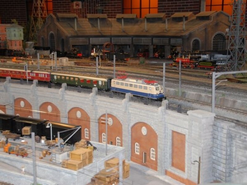 架線から集電して走る電気機関車