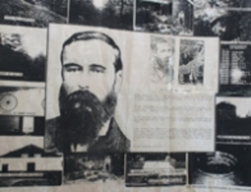 写真中央の長いひげを蓄えた男性がセイロンティーの父、ジェームス・テーラー（紅茶博物館資料）