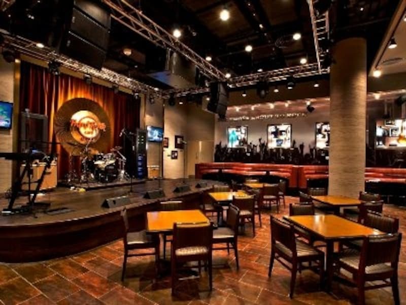 店内には生バンド演奏が行われるステージもある (c) Hard Rock Cafe