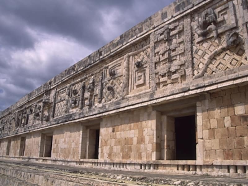 プウク式の彫刻で覆われた尼僧院の壁面