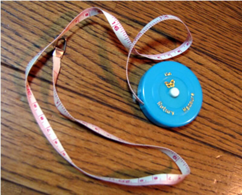 メジャーで荷物を測る