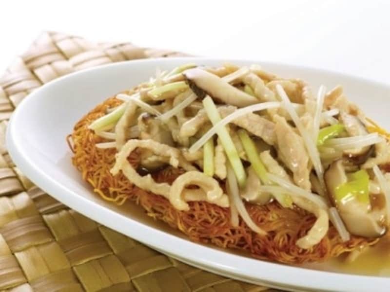 ちょっとお腹が空いた時や時間を節約したいときにパパッと利用できる軽食・カフェも充実。写真はギャラクシーマカオ内「ツイワーレストラン」のあんかけかた焼きそば (c) Galaxy Macau