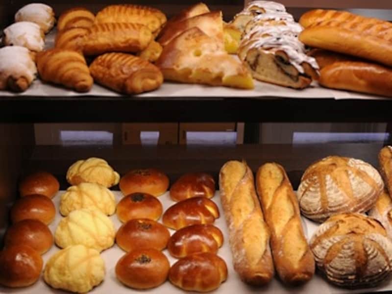 小さなスペースにいろいろなパンが揃う