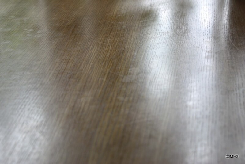 暗くして同レベルの目線で見ると、このようにウレタンの傷みが確認できる