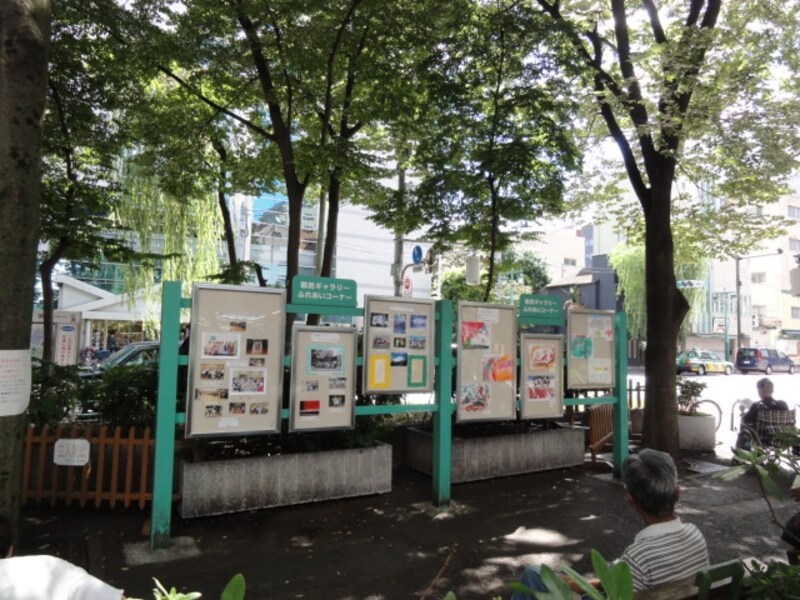 コープ前のスペース。ここから東新宿駅はすぐだ。