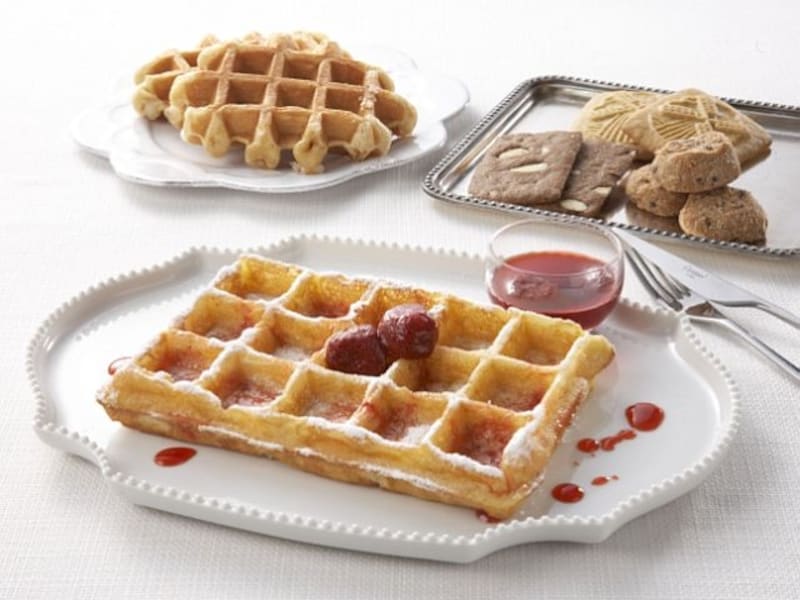 「メゾン　ダンドワ」のラインナップ。手前：ブリュッセルワッフル、奥左：リエージュワッフル、奥右：ビスケット