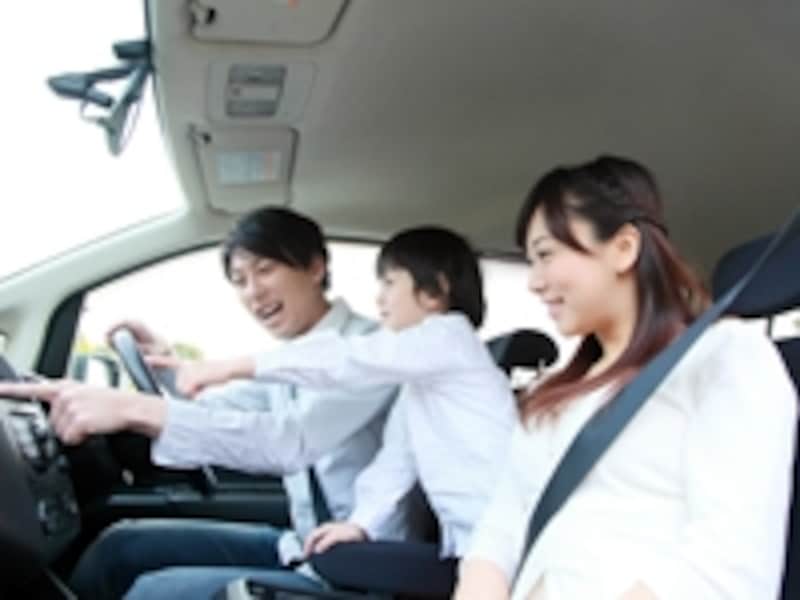 ドアが大きく、乗り降りしやすいミニバンは、家族で使う車に最適