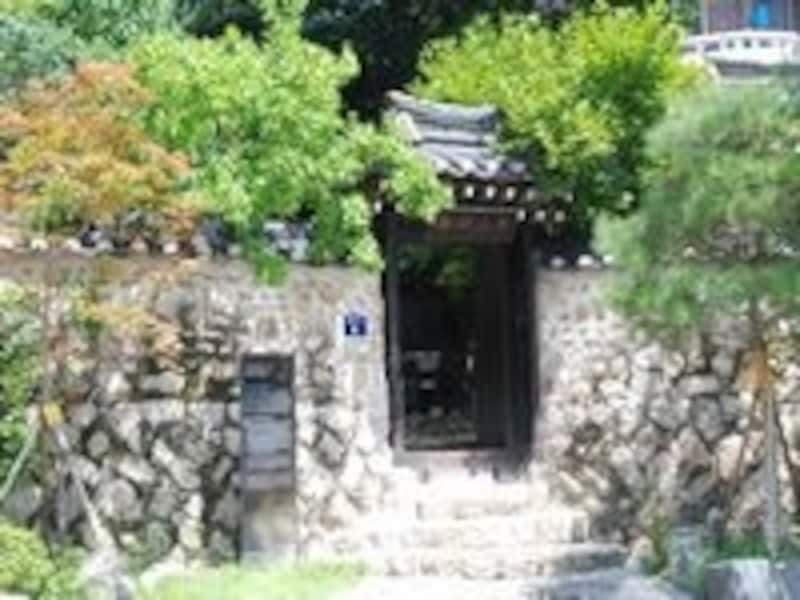 城北洞の小高い山の中腹にあり、緑に囲まれた立派な韓屋です