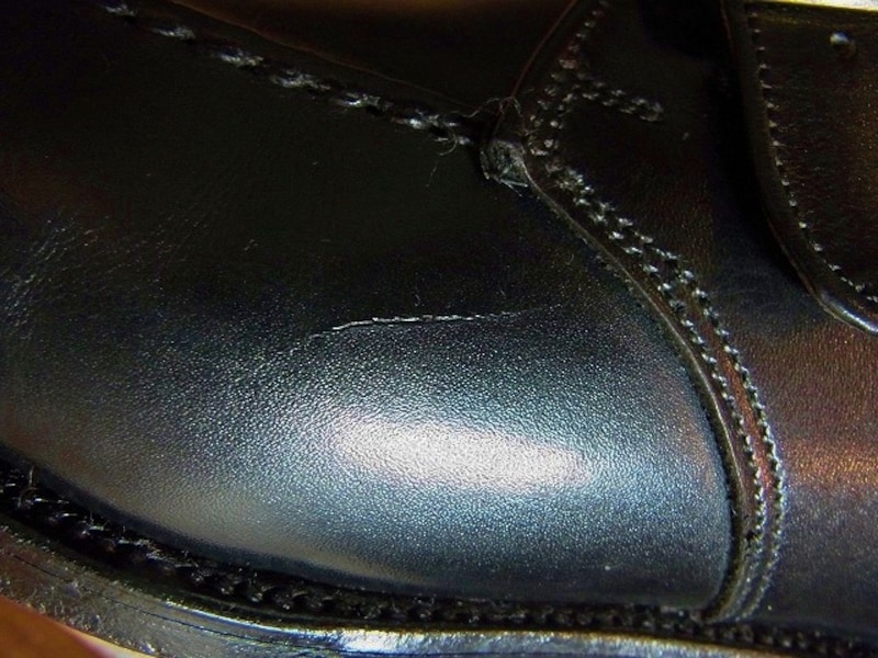 革靴の傷の修理方法：アッパーの切り傷