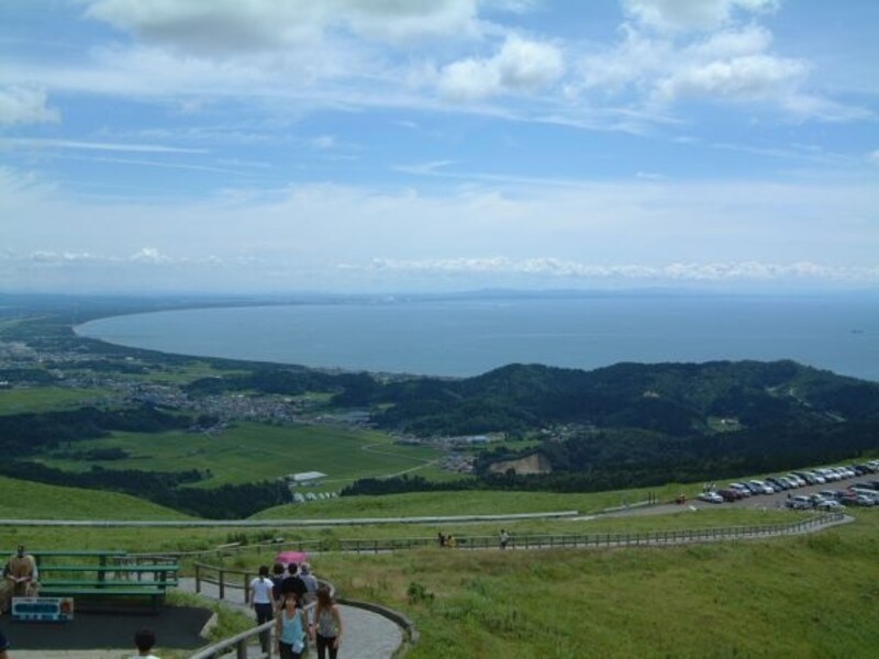 寒風山より眺める男鹿半島の美しい海岸線