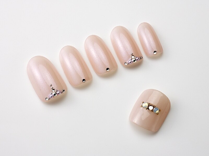 フットの流れるようなビジューがゴージャス