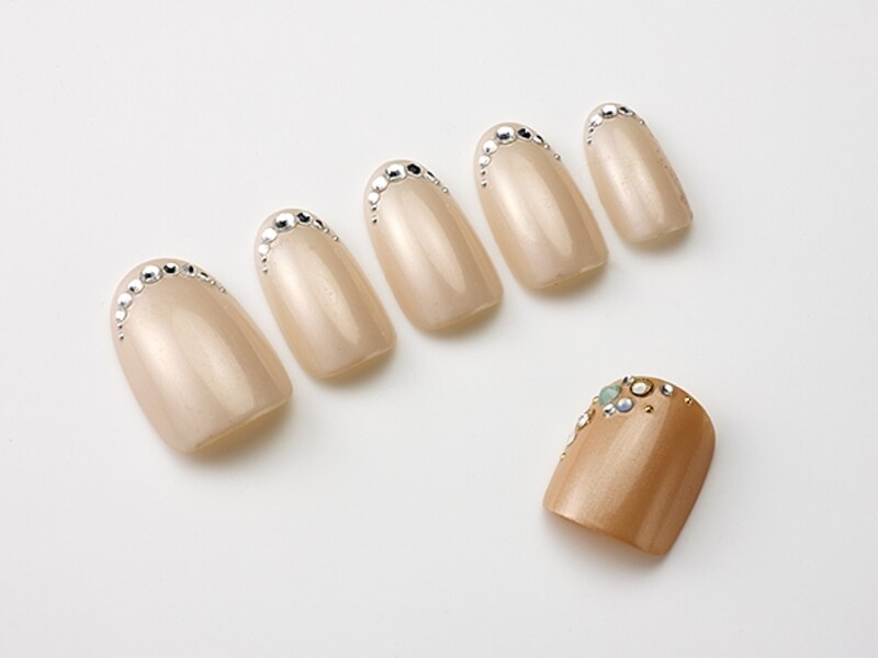 キャンドルの光に美しく反射するストーン