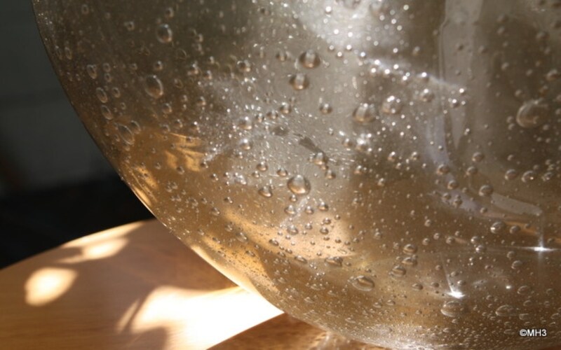 直接光をあてると、気泡が宝石のように煌めく