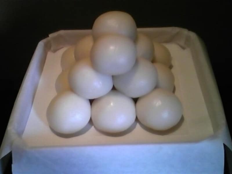 お月見団子の並べ方・積み方は、15個の場合は9個、4個、2個と盛っていく