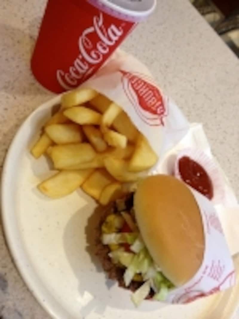 アメリカらしいジューシーなハンバーガーを味わえる「ファット・バーガー」
