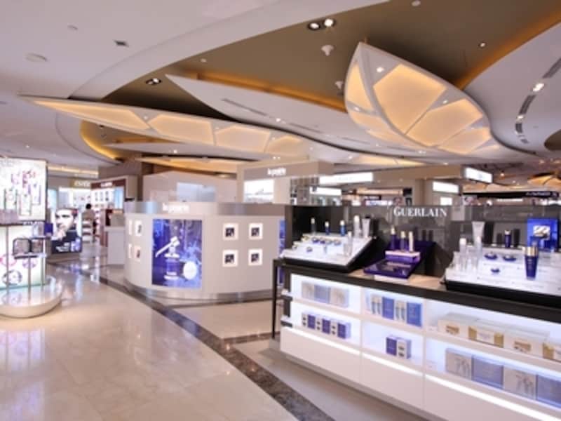 抜群の品揃えを誇るコスメコーナー (c) Miyuki Kume