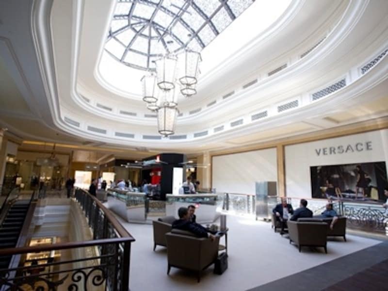 自然光が降り注ぐ明るいカフェ。買い物途中の休憩にぴったり (c) The Venetian Macao