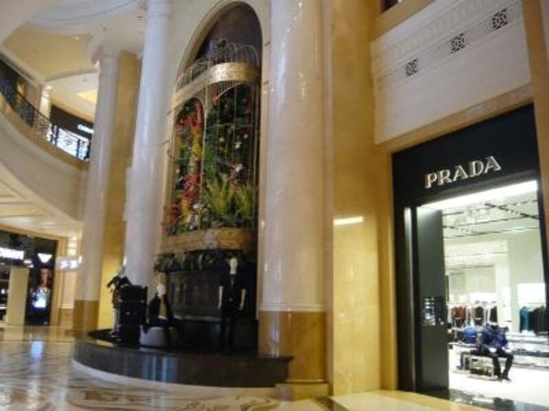 １階DFSギャラリアの回廊吹き抜け部にあるプラダのショップ