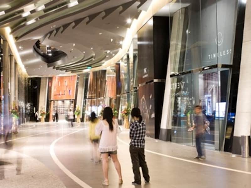 2階は時計とジュエリーを扱うショップが中心 (c) City of Dreams