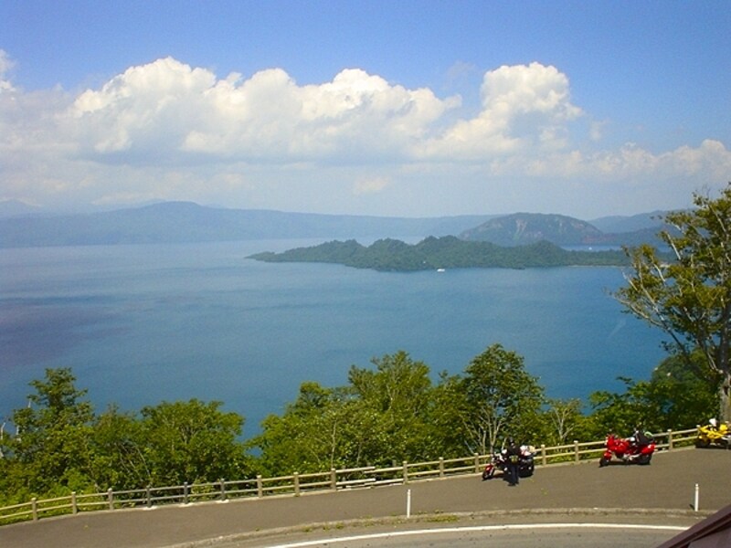 青い湖面をたたえる十和田湖
