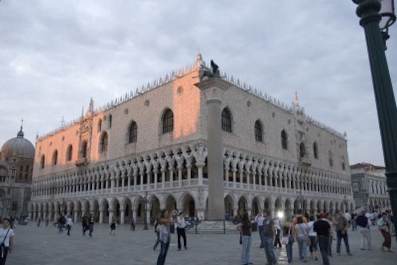ベネチアンゴシックの殿堂ドゥカーレ宮殿（出展元：Wikipedia）