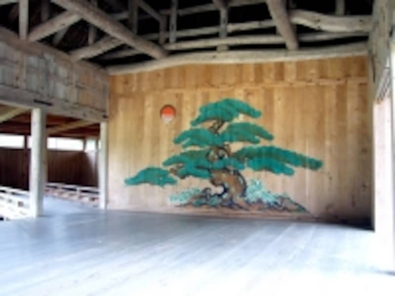 正面には大きな松が描かれています