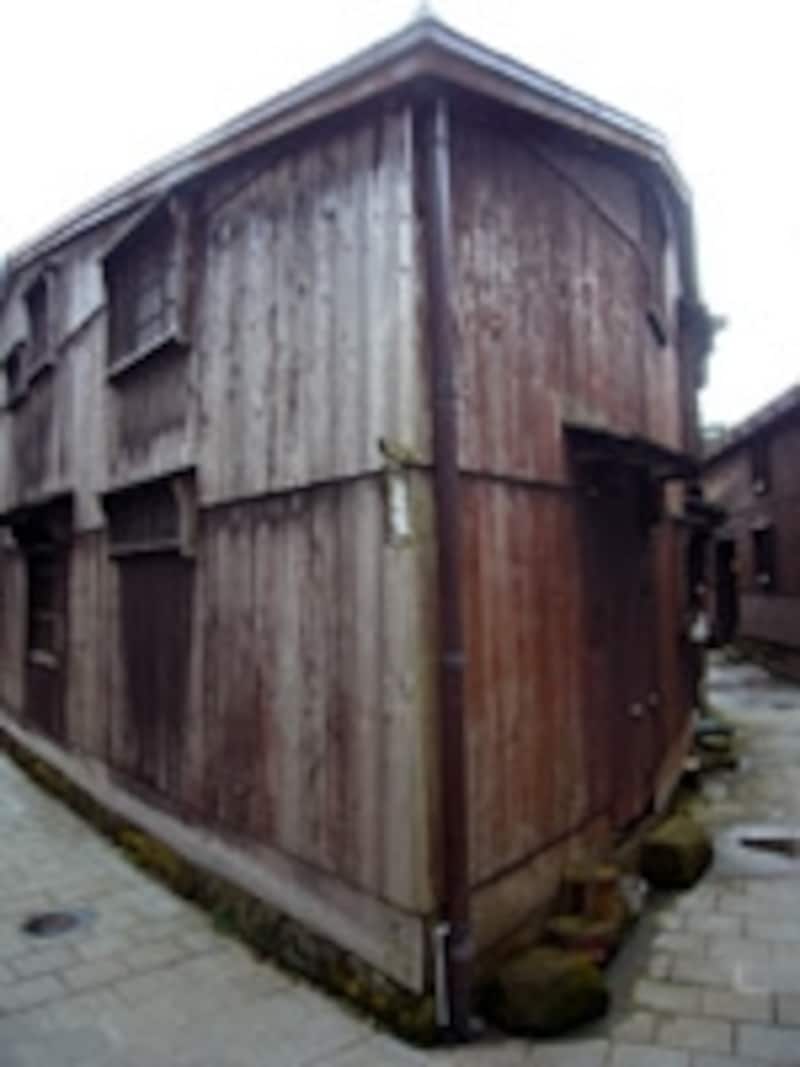 舟形がユニークな家屋もあります