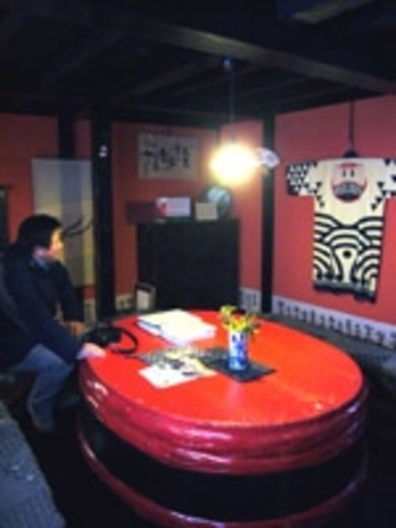 赤で統一された「茶房やました」の店内